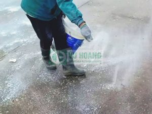 nguoi-dan-dung-voi-bot-tay-rong-reu