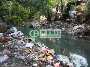 Nước thải, rác thải tạo lên các dòng sông chết