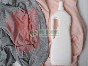 Áo màu khi dùng javen để tẩy
