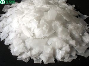 Ở dạng tinh khiết, xút ăn da tồn tại ở trạng thái rắn, có thể là viên, hạt hoặc vảy.