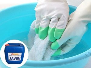 Đeo gang tay khi sử dụng hóa chất