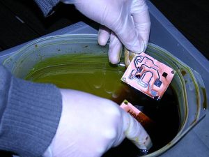 FeCl3 được sử dụng rộng rãi trong sản xuất các bo mạch in