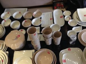 Melamine thường được sử dụng để tạo lớp tráng men bề mặt.