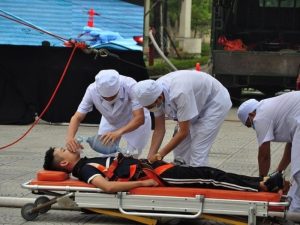 Cần đưa nạn nhân đến nơi thoáng khí, hô hấp nếu cần thiết khi bị ngộ độc do hít phải HNO3