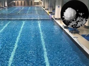 Xút NAOH cho bể bơi là một chất kiềm mạnh, phản ứng sinh nhiệt khi tiếp xúc với nước