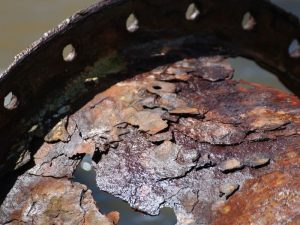 Axit axetic có tính ăn mòn kim loại