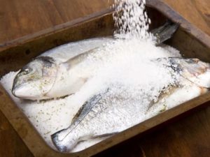 Dùng muối để ướp thực phẩm sống