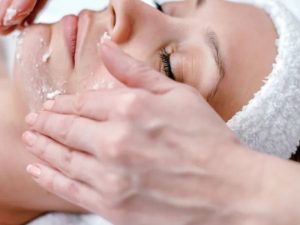 Muối ăn NaCl dùng trong tẩy tế bào chết và làm sạch da