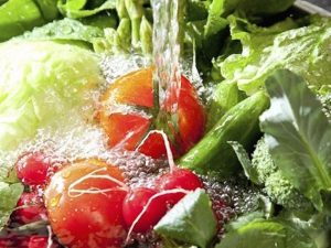 Sử dụng nước sạch rửa lại sau khi dùng dung dịch KMnO4 pha loãng