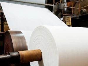 Dùng Na2CO3 (natri cacbonat) giúp giấy trắng hơn, sáng hơn